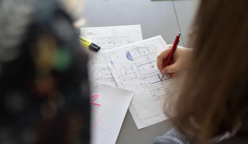 kobieta poprawiająca projekt wanny