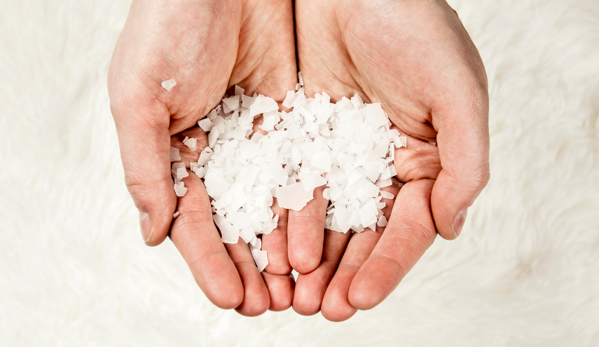 sól magenzowa rozsypana w dłoniach