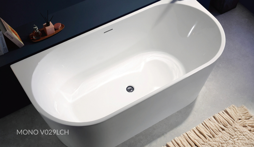biała wanna przyścienna mono z przelewem szczelinowym, grantowe ściany